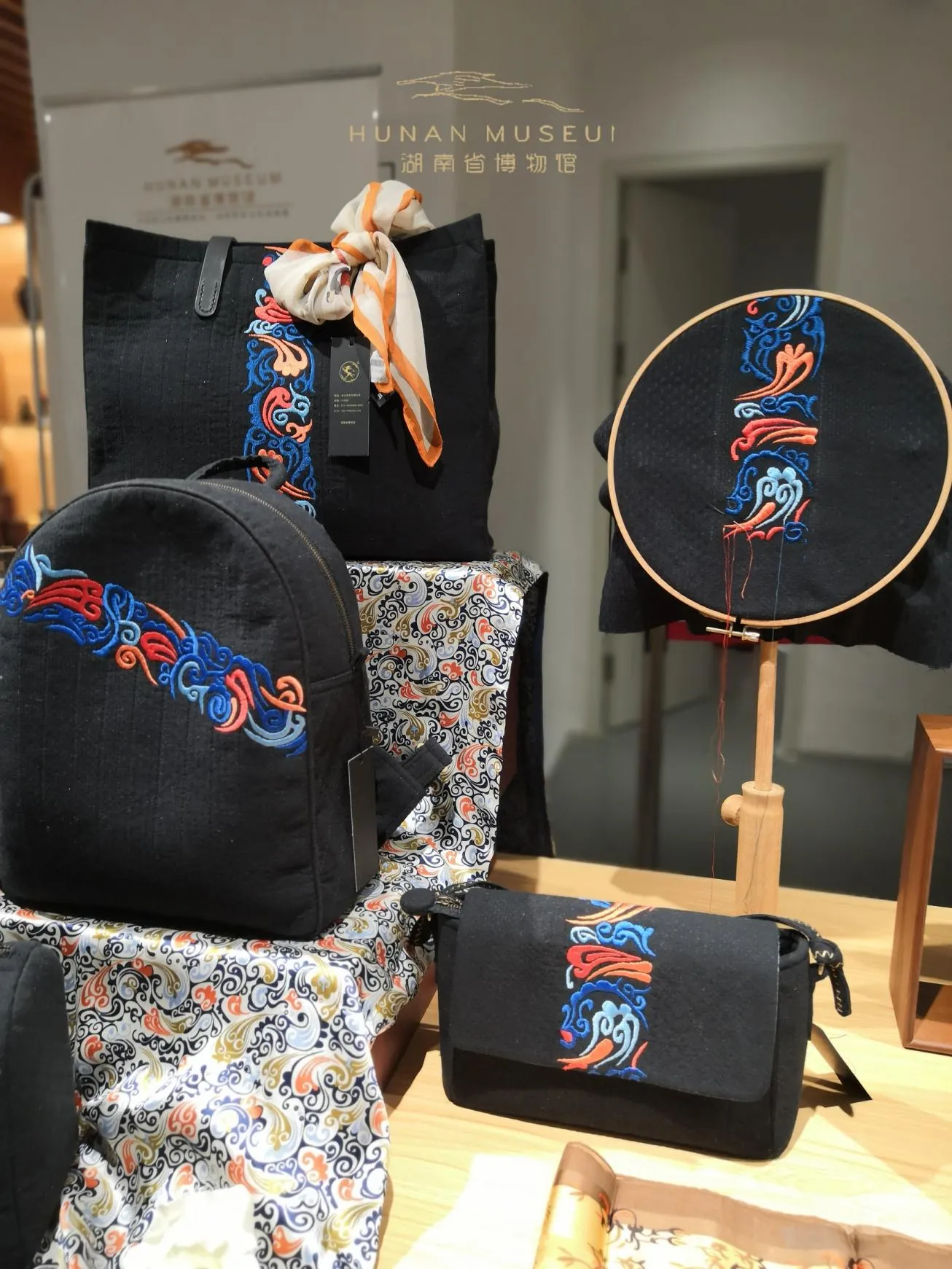 <span class='lang-zh'>长寿纹手袋</span><span class='lang-en' style='display:none;'>Longevity Motif Handbag</span>
