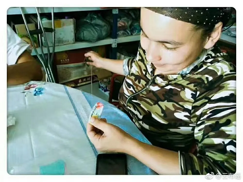 残疾妇女参与手工培训