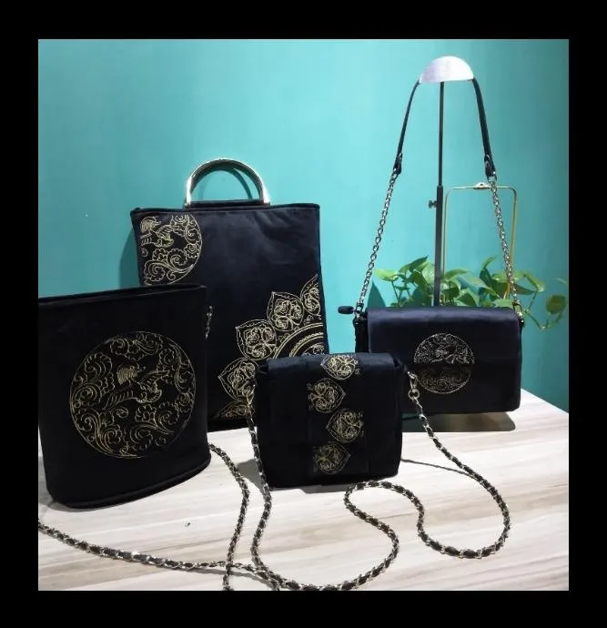 <span class='lang-zh'>鸳鸯莲瓣纹手袋</span><span class='lang-en' style='display:none;'>Lotus & Mandarin Duck Handbag</span>
