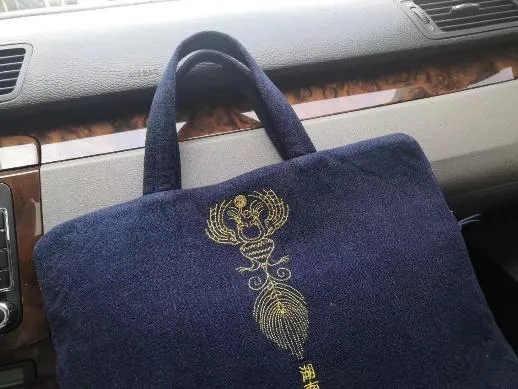 <span class='lang-zh'>共命鸟系列手袋</span><span class='lang-en' style='display:none;'>Jivajivaka Bird Handbag</span>